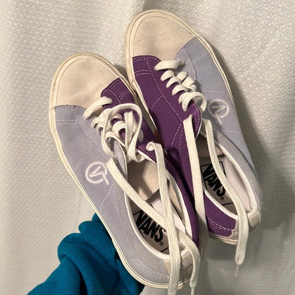 unisex vans (men’s 8.5, women’s 10)